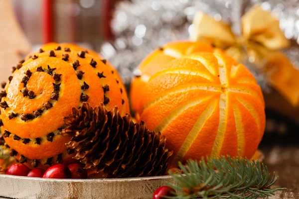 Weihnachtsgeschmückte Orangen — Stockfoto