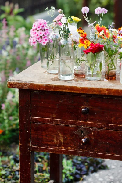 Blommor i flaskor stilleben — Stockfoto
