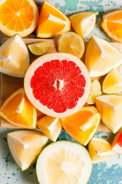 Цитрусові фрукти нарізані — стокове фото