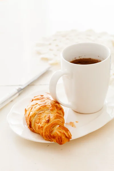 Šálek kávy s croissantem — Stock fotografie