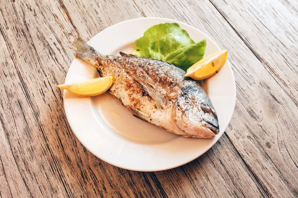 Stekt fisk med citron — Stockfoto