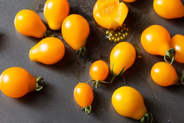 Tomates amarillos frescos —  Fotos de Stock