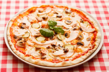 Lezzetli pizza masa örtüsü üzerinde