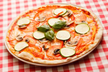 Lezzetli pizza masa örtüsü üzerinde