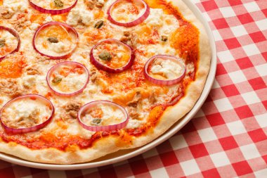 Lezzetli pizza masa örtüsü üzerinde