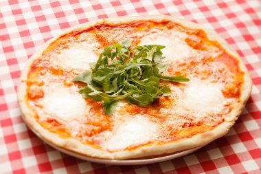 Lezzetli pizza masa örtüsü üzerinde