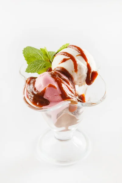 Ice cream with chocolate topping — Stock Photo, Image