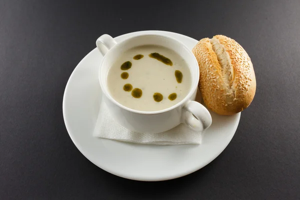 奶油汤配面包 — 图库照片