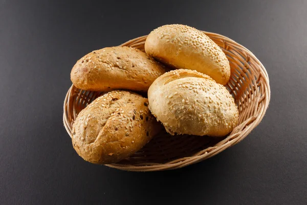 かごの中のパン — ストック写真