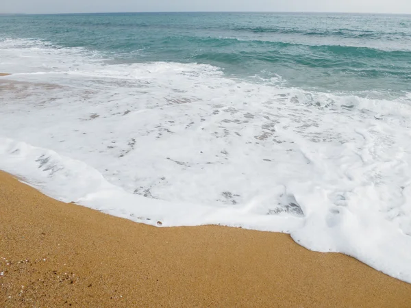 Vågor på havet stranden — Stockfoto
