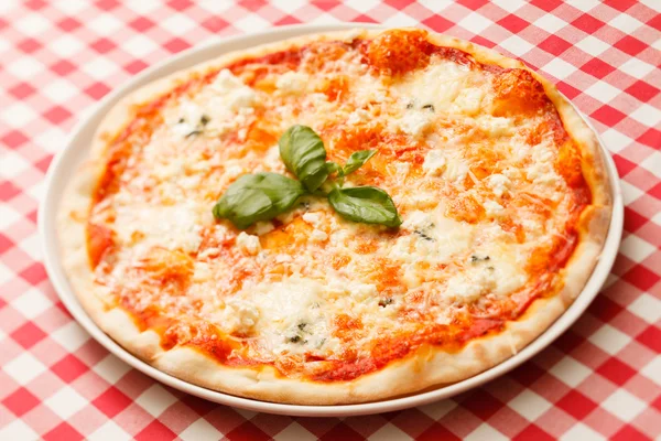 Pizza saborosa na toalha de mesa — Fotografia de Stock