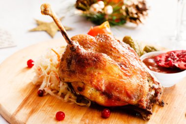 Noel masa üzerinde kaz