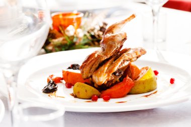 Salata ızgara bıldırcın