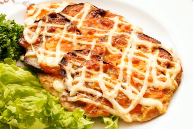 Kızarmış et ve sebze.