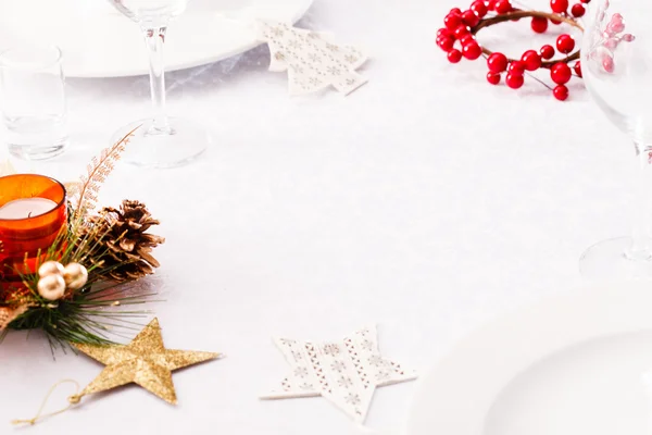 Mesa de Navidad con decoraciones — Foto de Stock