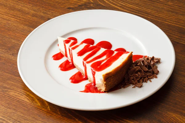 Cheesecake with strawberry sauce — Stock Photo, Image
