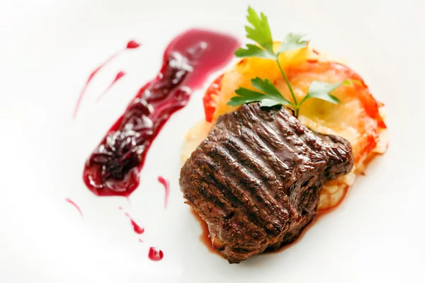 Steak mit Kartoffeln — Stockfoto