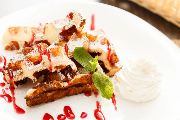 Belgische wafel met slagroom — Stockfoto