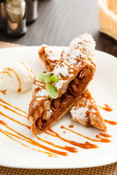 Strudel aux pommes avec crème glacée — Photo