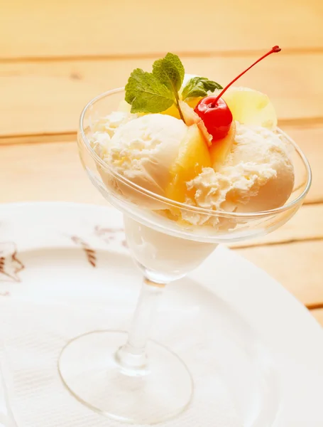 Helado con frutas — Foto de Stock