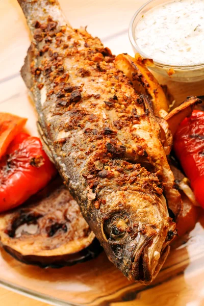 Gegrillter Fisch mit Gemüse — Stockfoto