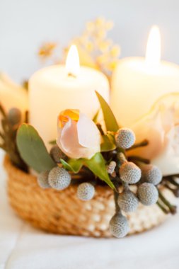 Güzel çiçek ve mum