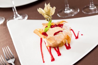 Çilek vanilya krem pişmiş