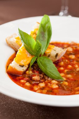 Tost ile fasulye çorbası