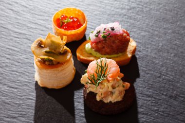 Mantar ve avokado kanepe