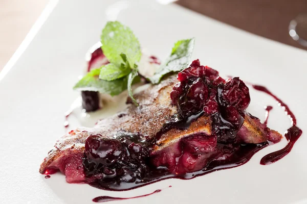 Berry strudel con helado —  Fotos de Stock