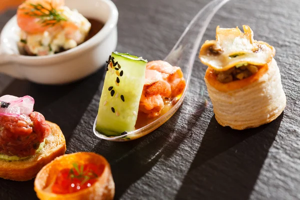 Canape aux champignons et avocat — Photo