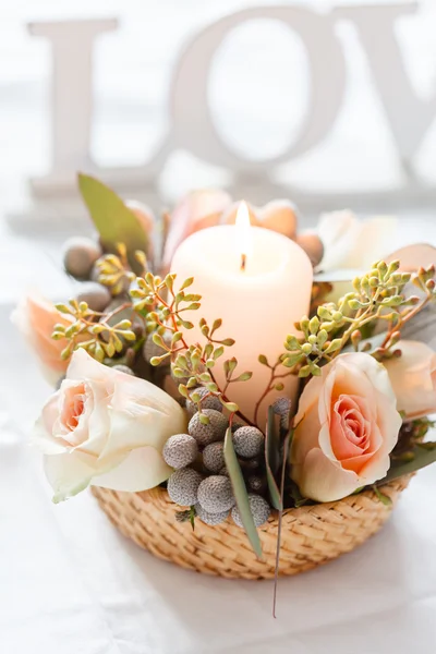 花とキャンドルの装飾 — ストック写真
