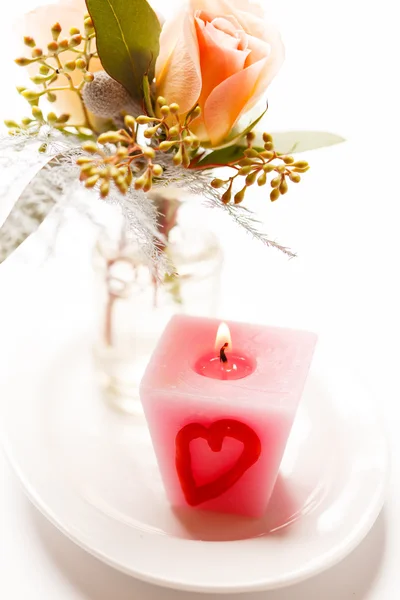 ดอกกุหลาบและเทียนสีชมพู — ภาพถ่ายสต็อก