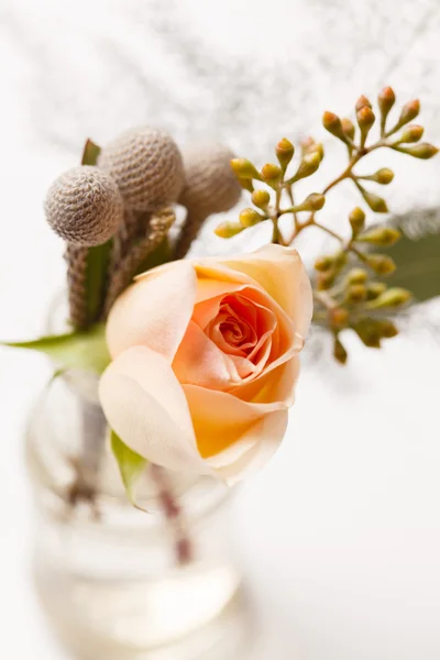 Rosa blommor i vas — Stockfoto