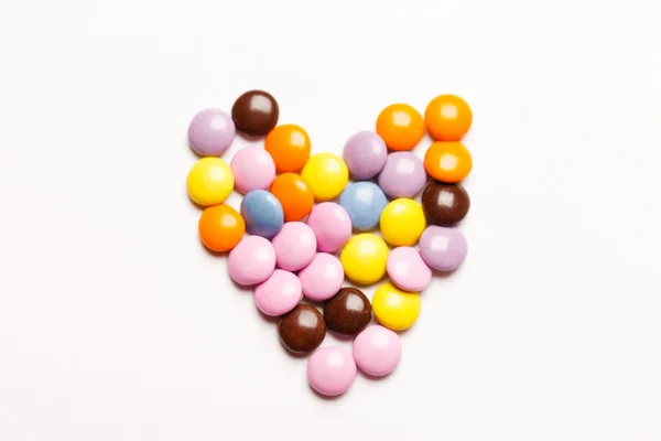 Corazón hecho de caramelos multicolores —  Fotos de Stock