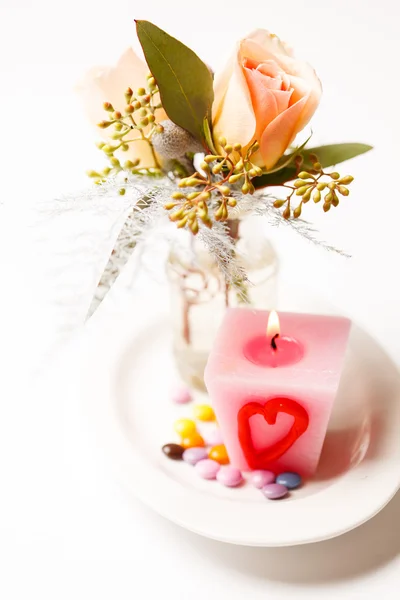 Róże i dekoracje świecy — Zdjęcie stockowe