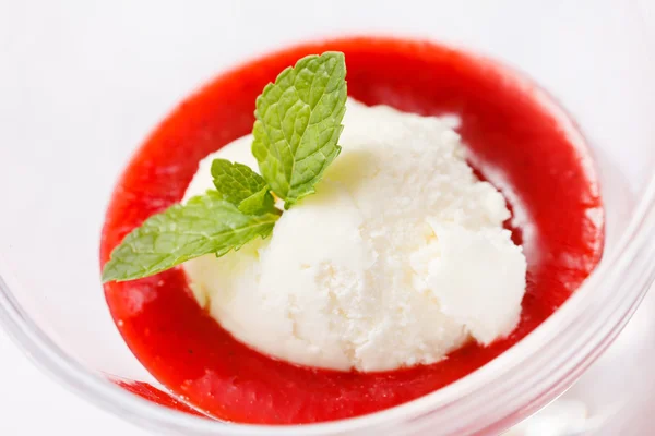 Ice cream with berry sauce — Stock Photo, Image