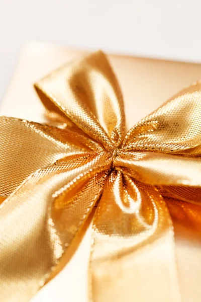 Present with golden bow — Stock Photo, Image