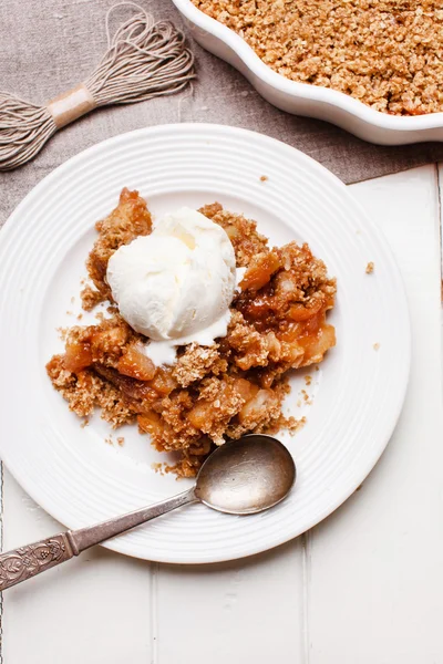 Apple crumble with ice cream — Stock Photo, Image