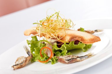 Meze balık, kızarmış ekmek ve salata ile