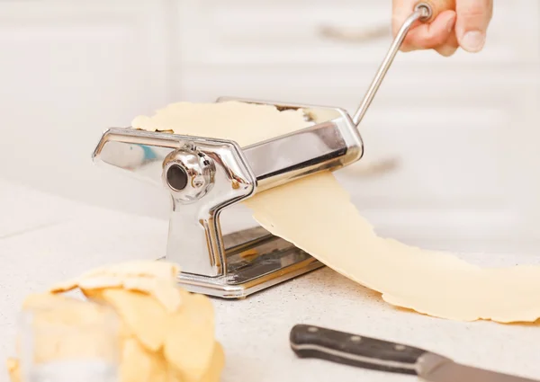 Шеф-повар делает тесто для макарон — стоковое фото