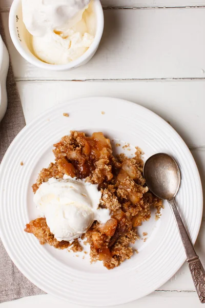 Apple crumble with ice cream — Stock Photo, Image