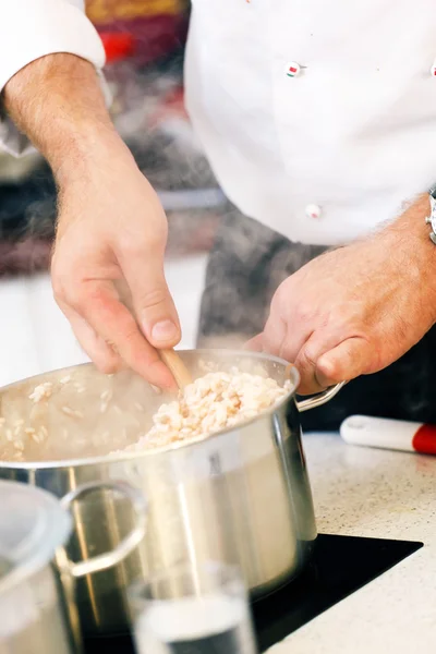 Szef kuchni przygotowuje risotto — Zdjęcie stockowe