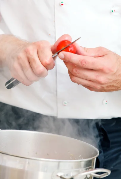 Chef corte de tomate cereja — Fotografia de Stock