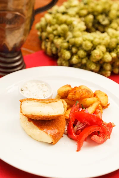 Queijo frito com molho — Fotografia de Stock