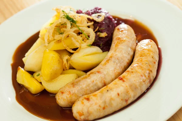 Würstchen mit Kartoffeln — Stockfoto