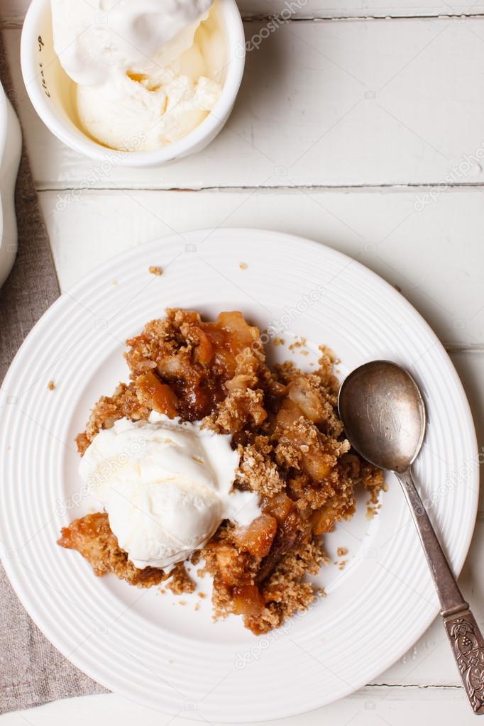 Apple crumble with ice cream