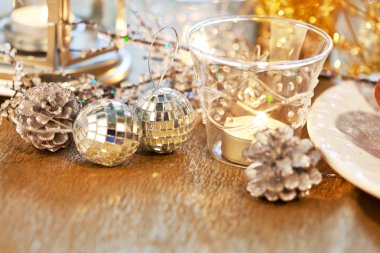 Noel natürmort koniler ile