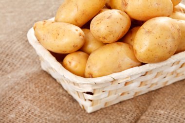 sepet içinde taze patates