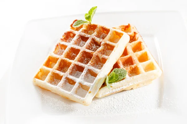 Belgische Waffeln mit Minze — Stockfoto